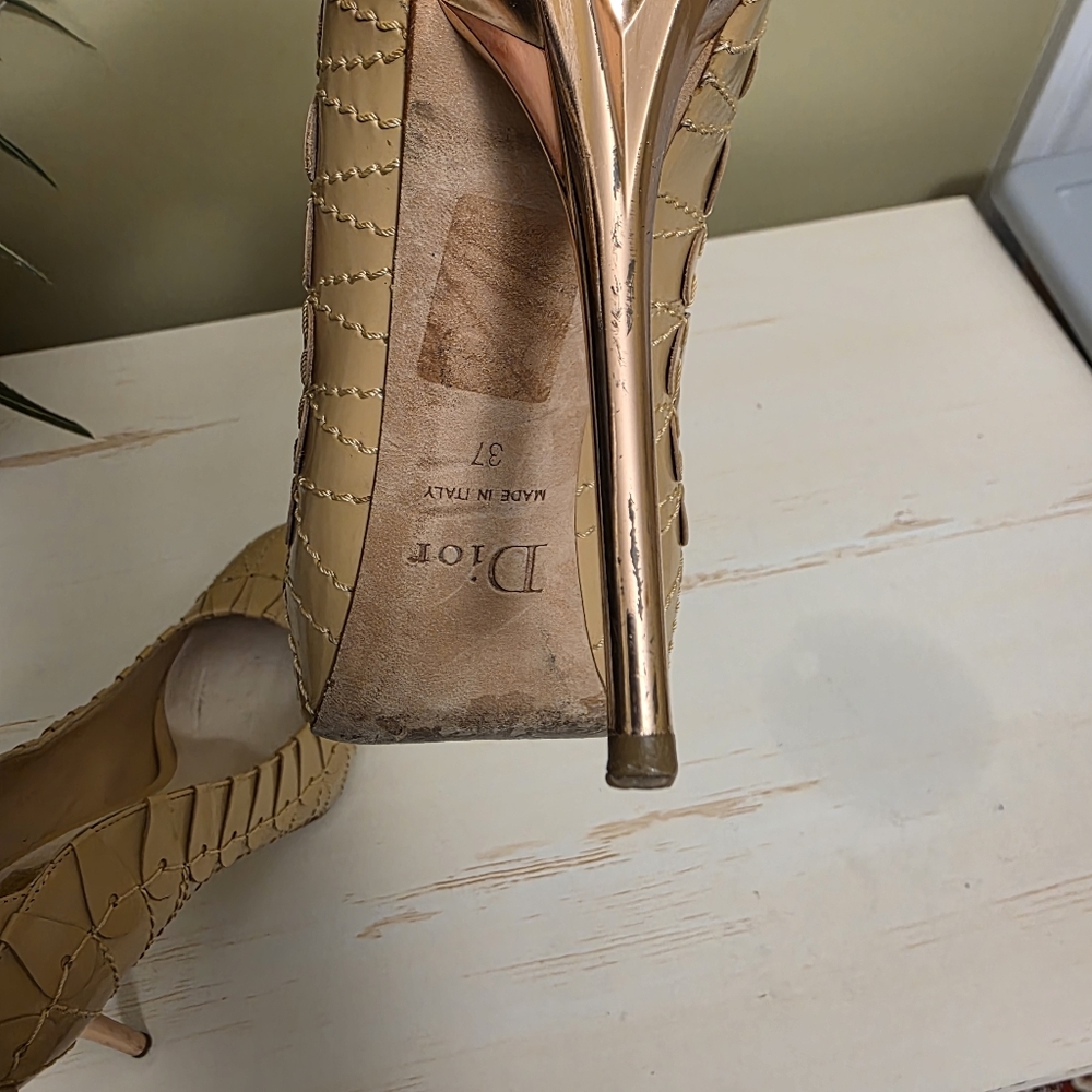 Dior |  Beige Leather Scalloped Platform Pumps with Gold Stiletto Heels Sz 37 - Picture 12 of 12